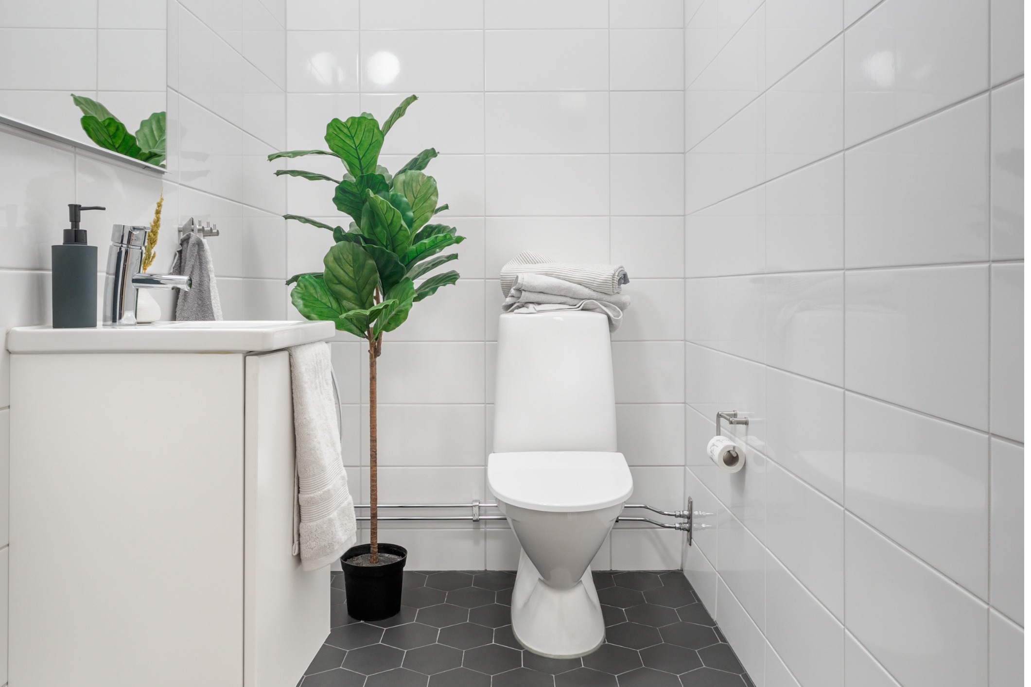 4 Smart Ways To Make Your Bathroom Look Bigger